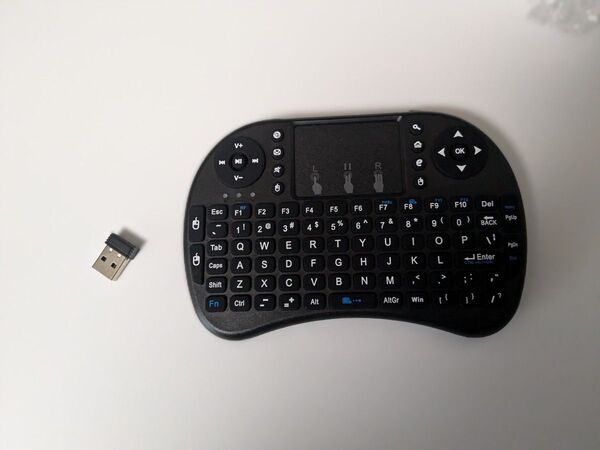 ミニ キーボード 黒色 ワイヤレス 英語 タッチパッド搭載 USBレシーバー付