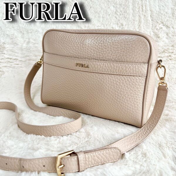 【美品】FURLA フルラ アヴリル ショルダーバッグ カメラバッグ レザー シボ革 斜め掛け クロスボディ グレージュ