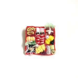 若干、裏面にボンドが付いている お重箱 ブローチ ビーズ刺繍 お弁当 おせち料理 ハンドメイドブローチ ミニチュア ドールハウス