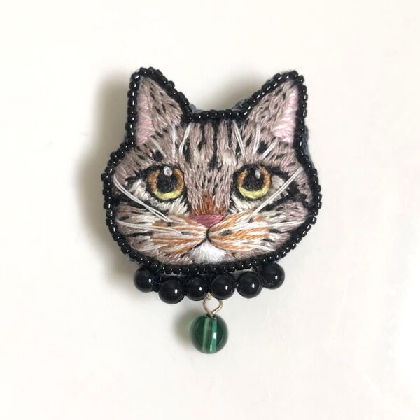 キジトラ 手刺繍 ブローチ ハンドメイドアクセサリー 愛猫と一緒にお出かけ気分 猫の日 世界猫の日 猫グッズ 猫刺繍 猫ブローチ