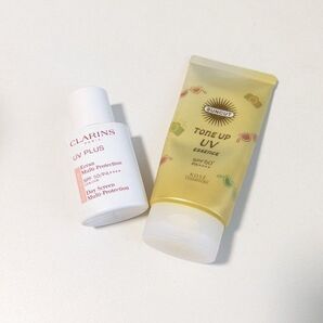 オマケ付クラランスUV-プラスマルチデイスクリーンN ロージーグロウ30mlリキッド日焼け止め下地ファンデーション CLARINS
