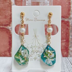 【訳あり品】ハンドメイド イヤリング 144 ~夏ver.涼~押し花ブルー ※左右の色の濃さが違うので訳あり品としています