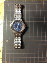 良好 レア ソーラー SEIKO セイコー SOLAR ブルー×ネイビー文字盤 ゴールドインデ V181-0AK0 純正SSブレス メンズ 腕時計_画像3