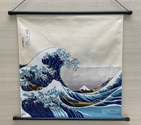 新品未使用品 葛飾北斎【浪裏】軸付きタペストリー 富嶽三十六景 富士山 外国お土産 荒磯 日本製