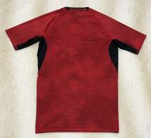 【送料無料】☆アンダーアーマー☆ヒートギア コンプレッション 半袖 Tシャツ LG 赤系 総柄 MCM3357_画像3