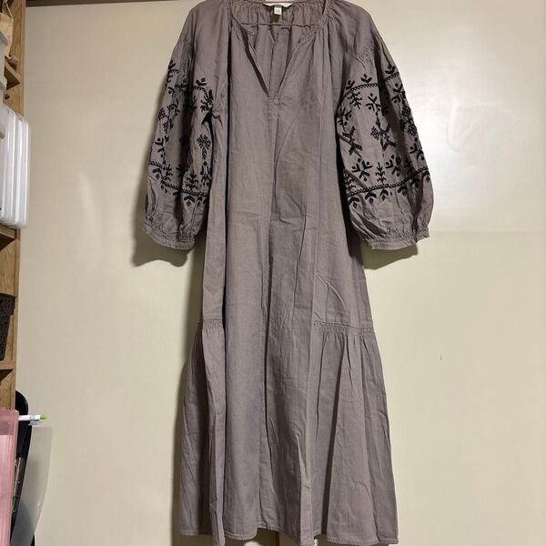 値下げ!H&M 【S】 ロングワンピース ボリューム袖 刺繍 胸元スリット 長袖 試着のみ 日焼け対策 冷房対策