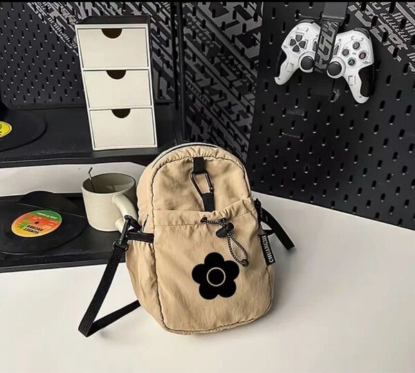 MARY QUANT ポシェット ミニショルダーバッグ ポーチ コンパクト スマホショルダー ナイロン カーキ