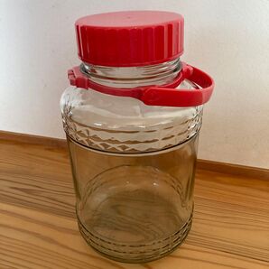 ガラス製 保存瓶 赤い蓋付き
