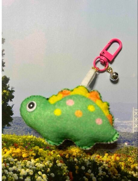 ハンドメイド フェルト 恐竜ステゴザウルス鈴付きキーホルダー