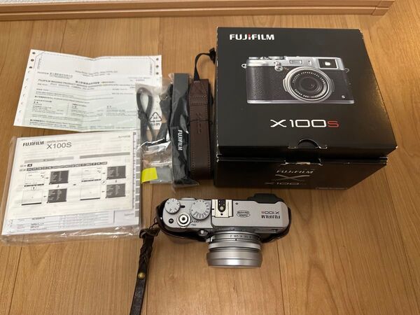 FUJIFILM X100S シルバー フルセット(バッテリー2個・充電器・レンズフード・ケース付)