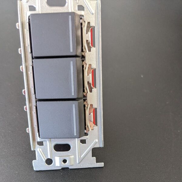 神保電器 NKシリーズ 3路ガイドライン付スイッチトリプル 15A 125V NKW03009B