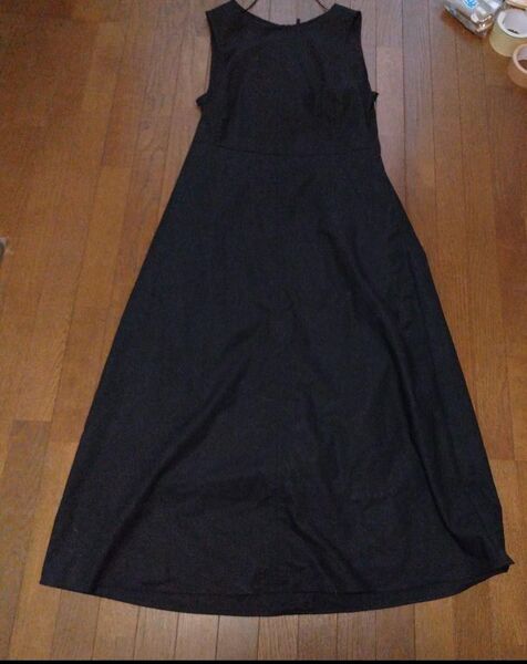 黒のノースリーブワンピース バックオープン