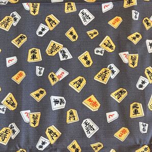 和柄 将棋駒柄 グレー地 110×50 綿プリント生地 生地ハギレ