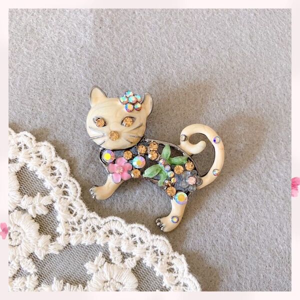 猫 ブローチ プローチピン ラペルピン ベージュ アンティーク ラインストーン お花 パーティー プレゼント ギフト ピンバッジ