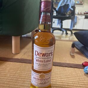 Dewar's White Label 700ml のスコッチウイスキーボアラー付き
