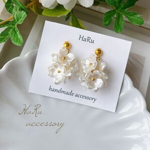 【 H16 】ホワイトフラワー お花 ハンドメイド ピアスorイヤリング