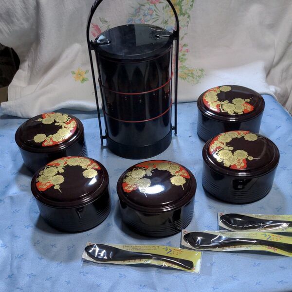 ABS樹脂製漆器 丸型漆器の行楽4段弁当 ブラックに中容器は朱塗り 黒塗り大スプーン3本 丸弁当5個 未使用品