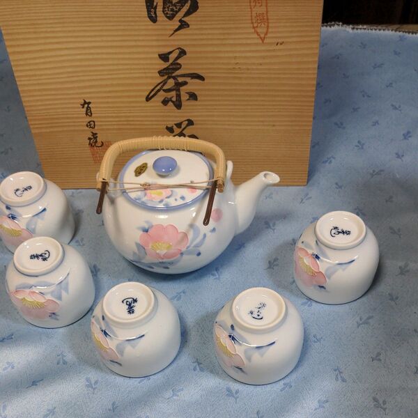 有田焼 弥右衛門窯(やえもん)の 茶器セット 提げ手付き急須と湯飲み5個 ホワイトを基調にサーモンピンクの桜花 未使用品