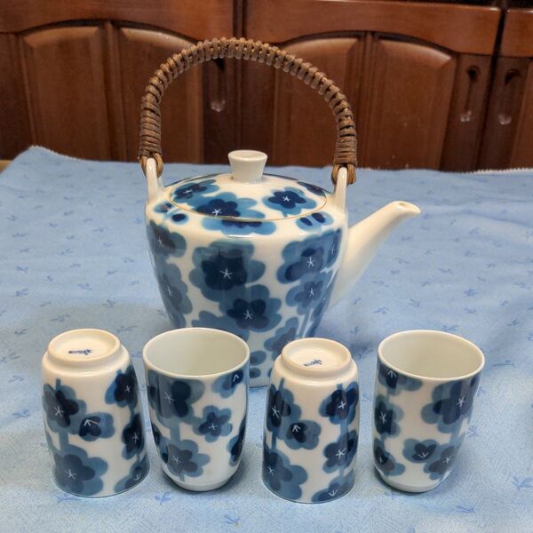 訳アリ茶器セット 梅花青絵 大きな急須と小ぶりな湯呑み4個 蓋裏に(中斑湯別館)な在銘あり 和食器 未使用品