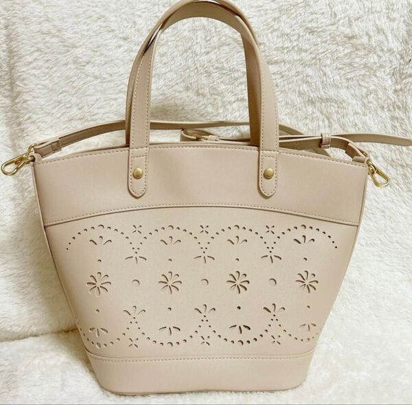 美品 青木美沙子 コラボ パンチング ショルダー バッグ ベージュ 推し活 痛バ しまむら