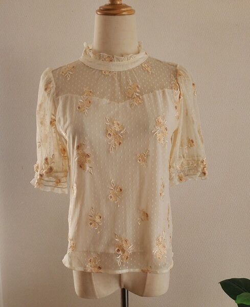 axes femme チュール 刺繍入り 半袖ブラウスクリーム色