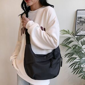 ボディバッグ タッセル ブラック 黒 大容量 新品 無地 シンプル 通勤 通学 ショルダーバッグ 男女兼用 斜め掛け