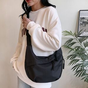 ボディバッグ タッセル ブラック 黒 大容量 新品 無地 シンプル 通勤 通学 ショルダーバッグ メッセンジャーバッグ 斜め掛け