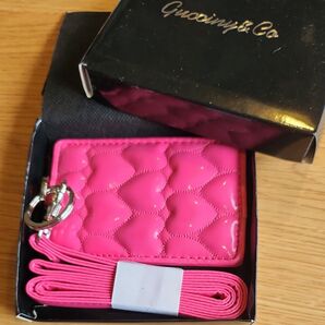 IDカードホルダーハートキルティング チェリーピンク ストラップ付き
