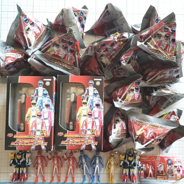 未開封 轟轟戦隊ボウケンジャー アクセルラー型ミニマスコットケース×2 ミニマスコットフィギュア×18 開封済み8体 合計28個