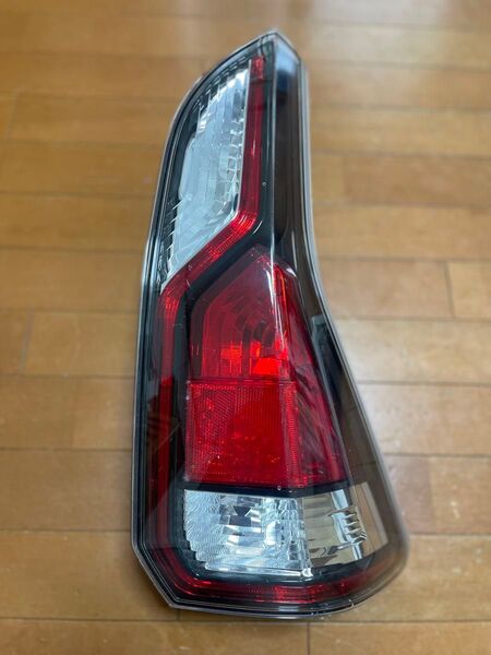 【ジャンク】日産 C27 セレナ 前期 純正 右テールランプ ハイウェイスター