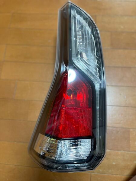 【ジャンク】日産 C27 セレナ 前期 純正 左テールランプ ライダー