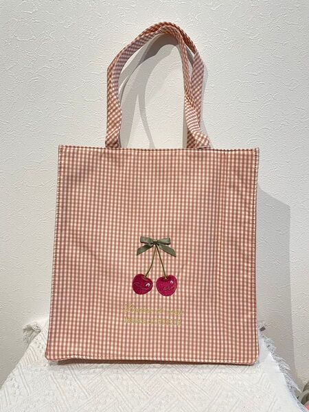 【新品】Maison de FLEUR メゾンドフルール さくらんぼシリーズ限定刺繍トートバッグ pinkピンクのチェック柄 1点