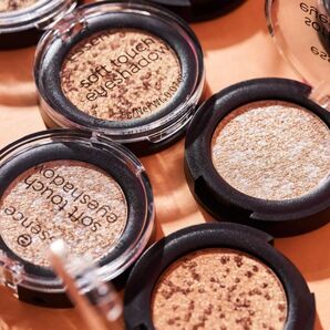 ヴィーガンアイシャドウ ビタミンE配合 essence soft touch eyeshadow08 cookie jar