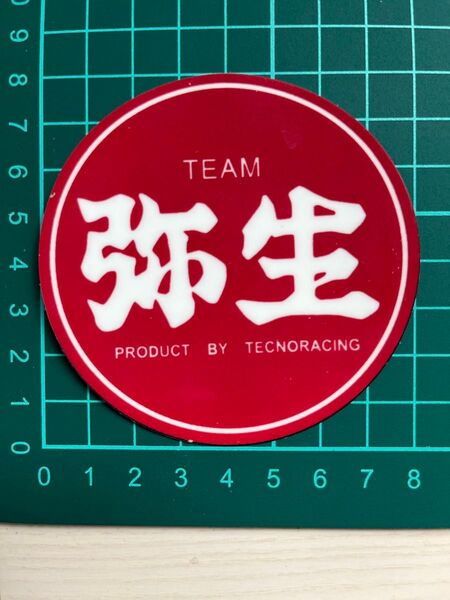TEAM弥生・ステッカー・レッド丸タイプ ラミネートUV加工済耐光性OK!