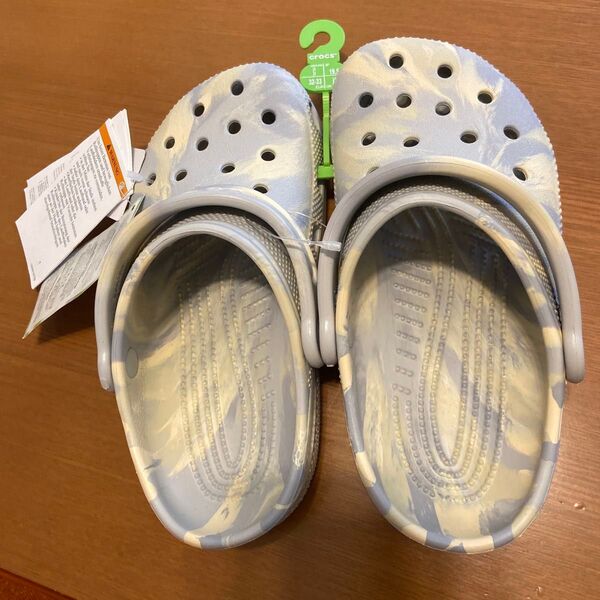 crocs サンダル 32-33 オフホワイト/グレー迷彩 19.5 マーブル クロックス キッズ 子供