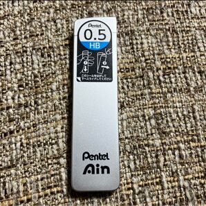 Pentel Ain 0.5 HB 40本入り×60mm 銀ケース