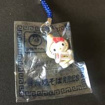 【中古 送料込】ハローキティ×マルちゃん 醤油焼そば発売記念 キティ(にんにく) オリジナルストラップ ノベルティ サイズ25×15mm◆D0101a_画像2