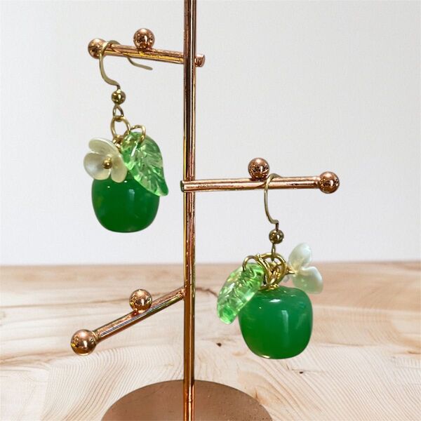 緑 りんご ピアス ハンドメイド