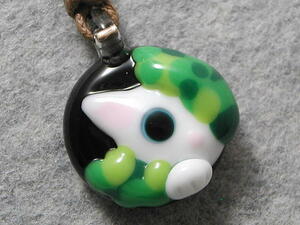 Art hand Auction aozora★Handmade glass glass bead★Flat glass bead･White kitten reaching out from the grass★1799, Handmade, Accessories (for women), necklace, pendant, choker