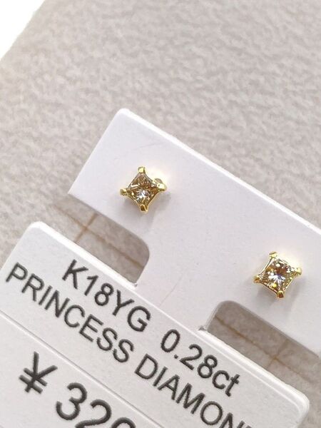 新品 k18 イエローゴールド プリンセスカット ダイヤモンド ピアス 計0,28カラット