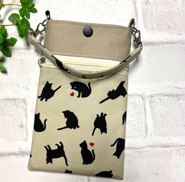 【No.8】猫柄 ベージュ スマホポーチ ハンドメイド