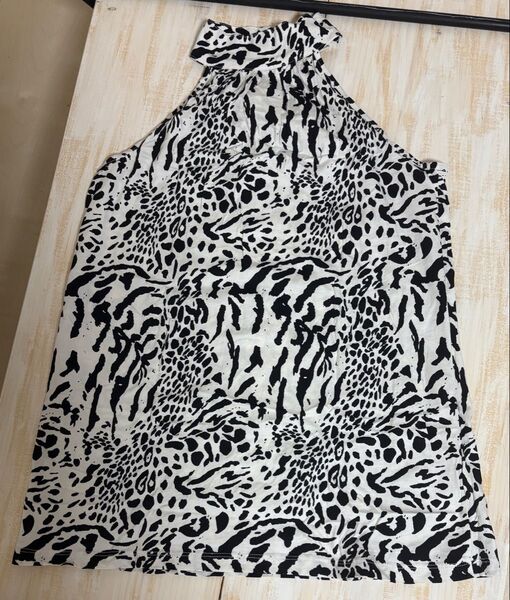 希少品!H&M アニマル柄ノースリーブトップス 白 黒 ファッション