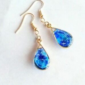 金の雫のピアス(瑠璃色の海*琉球ガラス)