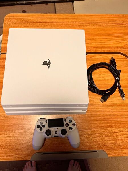 【美品】 PS4 PRO グレイシャー ホワイト CUH-7200B 本体 1TB 初期化済み