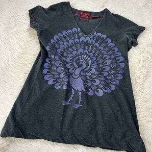 VネックTシャツ 孔雀プリント ブラック