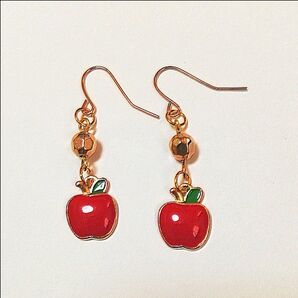 りんごのピアス ハンドメイド
