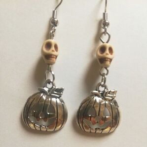 ハロウィンピアス ドクロビーズ 天然石 ハウライト ピアスからイヤリング交換可能