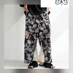 antiqua/パンツ 柄×ラップ風。一癖効かせたデザインで、こなれ感に磨きをかける