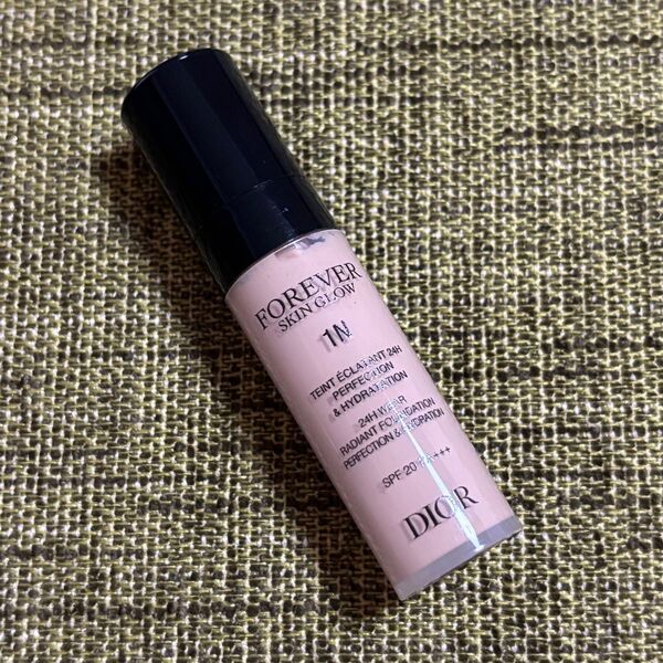 Dior FOREVER SKIN GLOW 1N ディオールスキン フォーエヴァー フルイド グロウ リキッドファンデーション