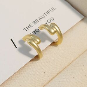 N112マットゴールド 小ぶり イヤリング 痛くない おしゃれ エレガント 結婚式 通勤 上品 韓国 フォーマルカジュアル 穴なし